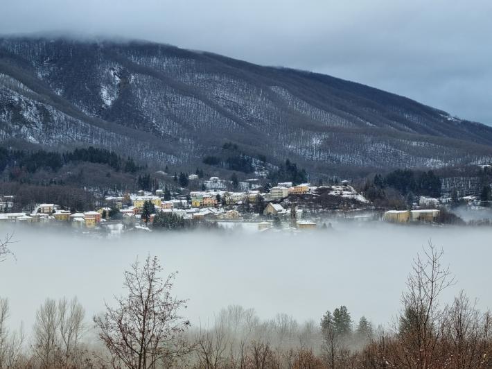 Tarsogno circondata da un mare di nebbia: la foto fatata di una lettrice