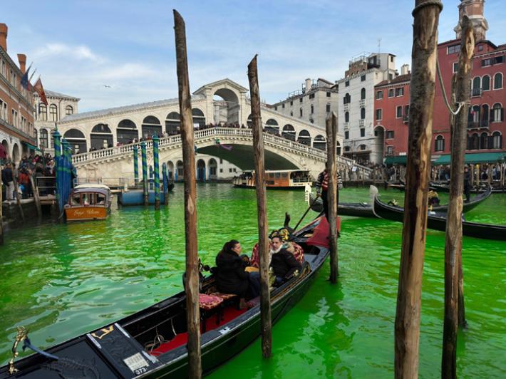 Nuovo blitz ambientalista a Venezia, il  Canal Grande si colora di verde. Corsi d'acqua colorati anche a Roma, Torino, Milano, Bologna