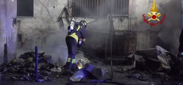 Due giorni di fiamme in Versilia e nel Carso: evacuate 500 persone a Massarosa, ancora stop ai treni e A4 tra Trieste e Monfalcone