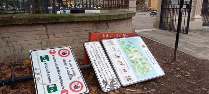 Quel pannello turistico a terra... "che presentazione di Parma &egrave;?"