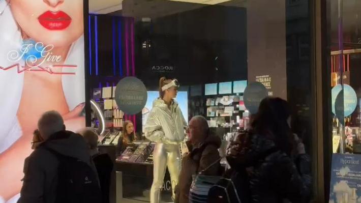 'Donna oggetto' in vetrina a Torino, protesta consigliera Pd