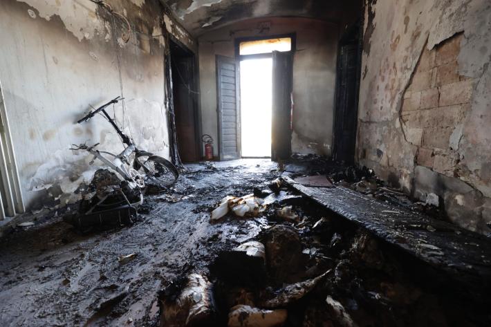 Incendio nella notte a Betania, tre persone intossicate, ospiti evacuati