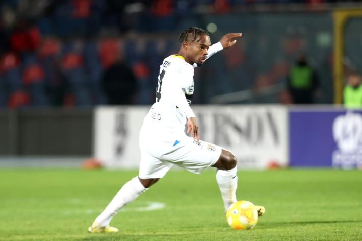 Il Parma, in dieci per 90 minuti, strappa lo zero a zero sul campo del Cosenza e resta primo, guadagnando  una lunghezza su Venezia e Como. Anche il Catanzaro ha perso. Solo il Palermo avanza