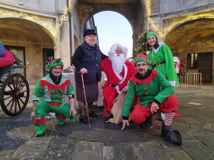 Roccabianca,  arriva Babbo Natale (con i suoi elfi)