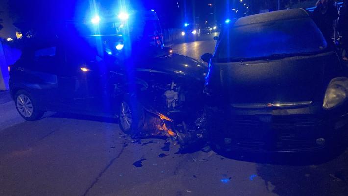 Parma, via Naviglio Alto:  finisce con l'auto contro due  macchine in sosta. Una persona ferita