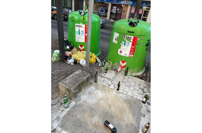 Campane del vetro che scoppiano e abbandono dei vuoti selvaggio