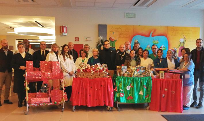 Babbo Natale, prima tappa all&rsquo;Ospedale dei bambini con i doni della Fondazione Cariparma