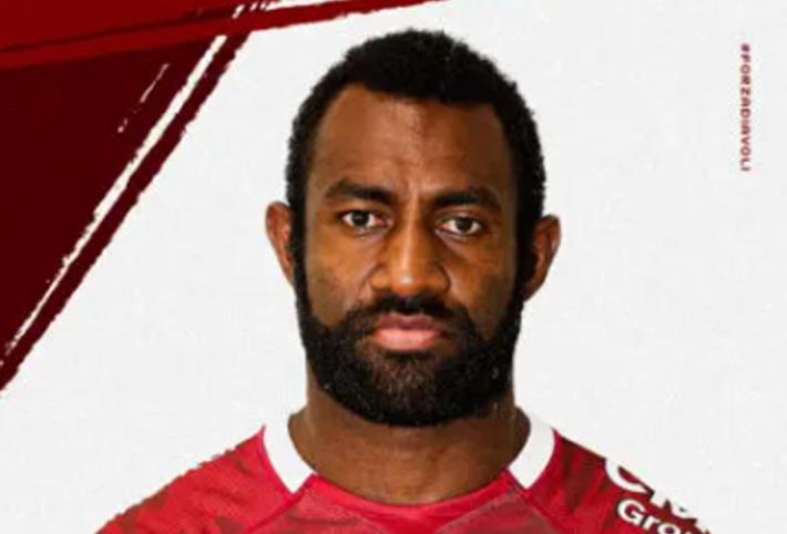 Ubriaco si sdraia sul cofano di un'auto, poi aggredisce i carabinieri: il rugbista figiano Nasove fermato con il taser 