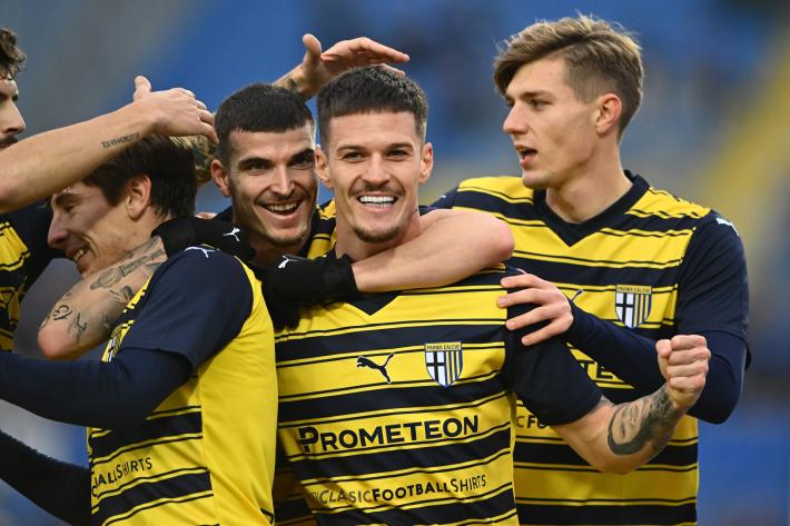 Splendido 2-0 a Brescia, il Parma chiude il girone d'andata (e va alla sosta) in fuga.  Risultati e classifica