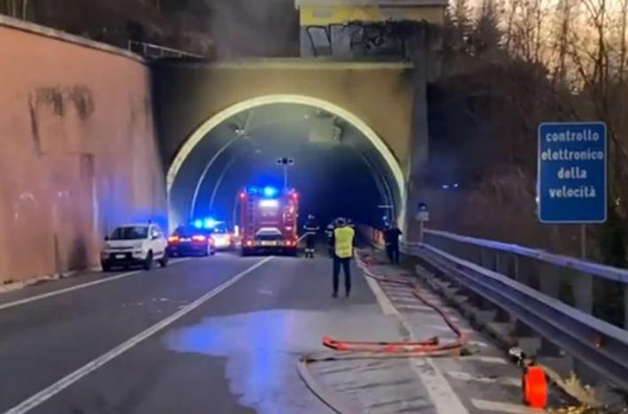 Urbino, scontro tra un'ambulanza e un bus di ragazzi in gita:   i morti sono 4, tre sanitari e la persona trasportata