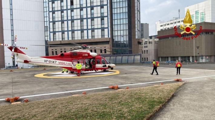 Un  neonato nato prematuro con gravi patologie &egrave; stato trasferito dal Maggiore a Gaslini di Genova grazie a un elicottero dei vigili del fuoco
