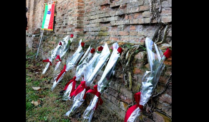 Rose rosse per ricordare l'80&deg; anniversario dei sette fratelli Cervi