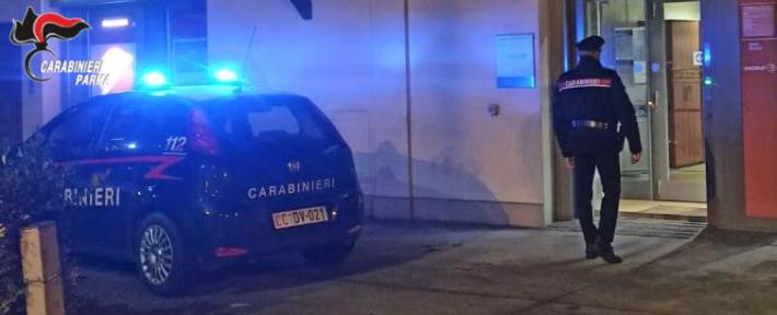 Fa un prelievo con il bancomat ma i soldi se li intascano due 28enni rumeni