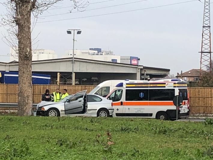 Paura in via Mantova: auto si schianta contro un albero, un ferito