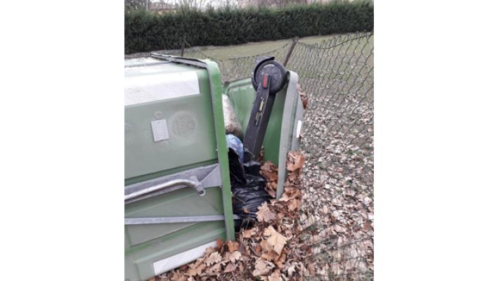 Singolare parcheggio di un monopattino elettrico in Via San Bruno.