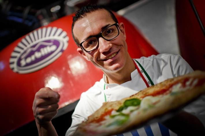 Gino Sorbillo lancia la pizza all'ananas e il web si scatena. Lui si difende: "Provatela, &egrave; buona"