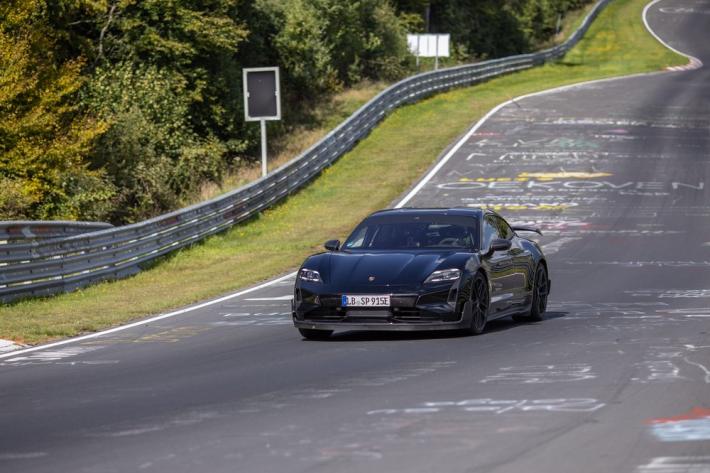 Porsche, record al Nurburgring con un'elettrica: primato frantumato di 26"