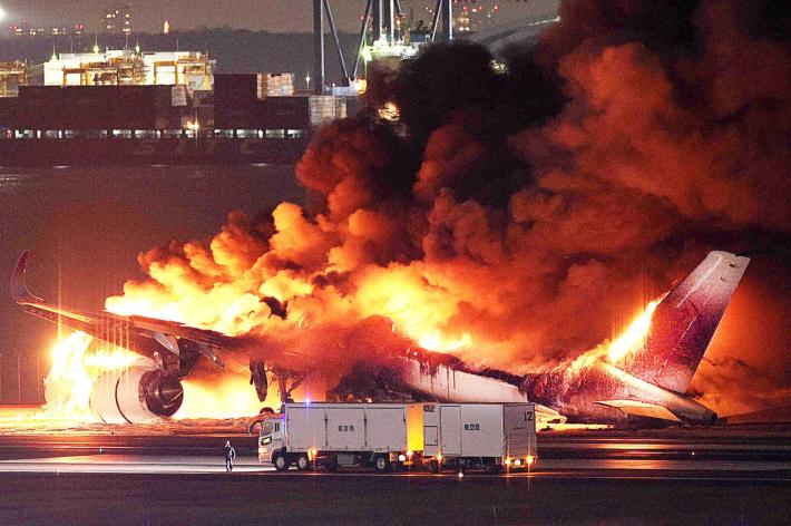 Aereo di linea in fiamme all'aeroporto di Tokyo, possibile contatto con un velivolo militare 