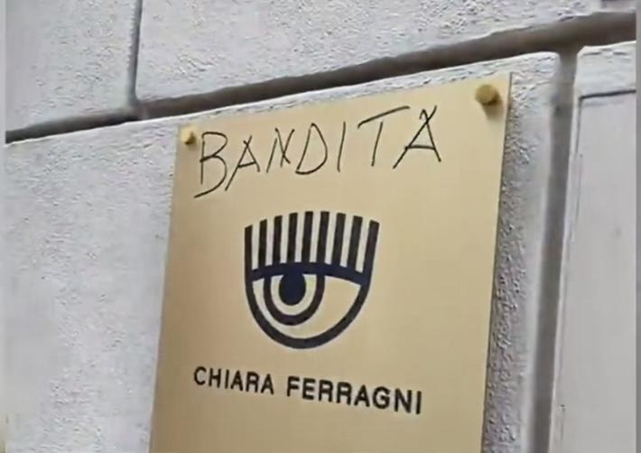 Scritte "truffratrice" su vetrine store Ferragni 