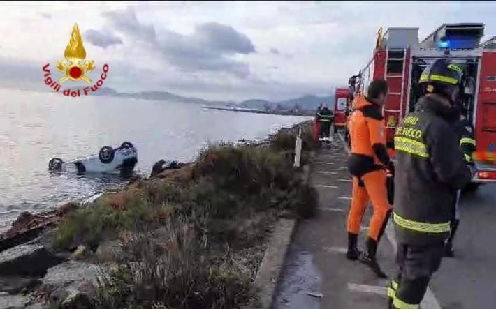 L'auto si ribalta e finisce in mare, muore un ragazzo a Cagliari. Un&rsquo;altra vittima e 4 feriti sulla A7 