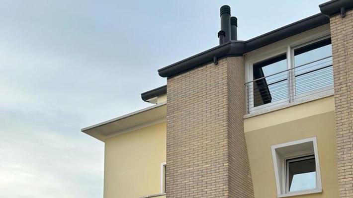 Getta la figlia di 5 anni dal primo piano poi tenta il suicidio, arrestato. Era separato dalla moglie e aveva in affido la bimba per le vacanze natalizie