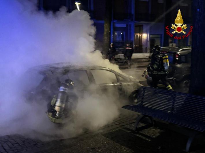 Tangenziale Nord, auto a Gpl in fiamme tra via Mantova e via Emilia: vigili del fuoco in azione