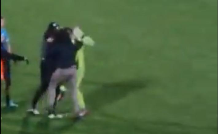 Il portiere parmigiano dell'Olbia aggredito in campo dal padre di un giocatore del Cesena. Una partita a porte chiuse per i bianconeri - Video