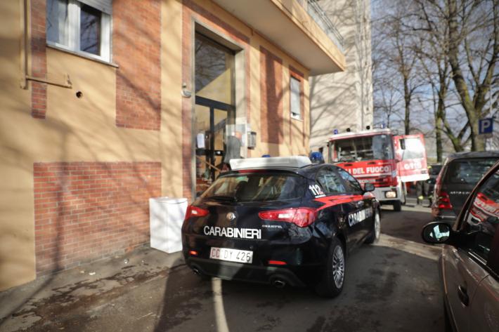 Carabinieri e vigili del fuoco in via Pontremoli a Parma 