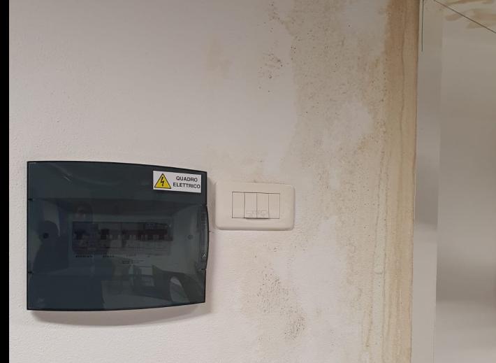 Infiltrazioni d'acqua (vicino a un quadro elettrico) sui muri dell'asilo nido Pifferaio magico