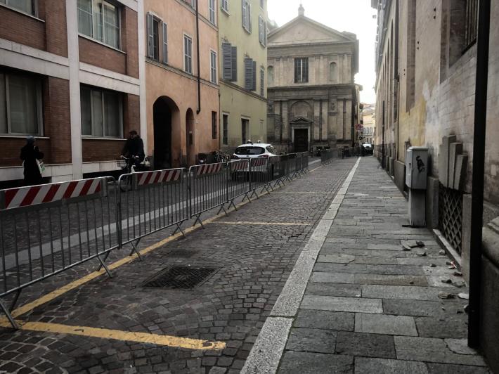 Calcinacci caduti in via Collegio dei Nobili: area transennata 