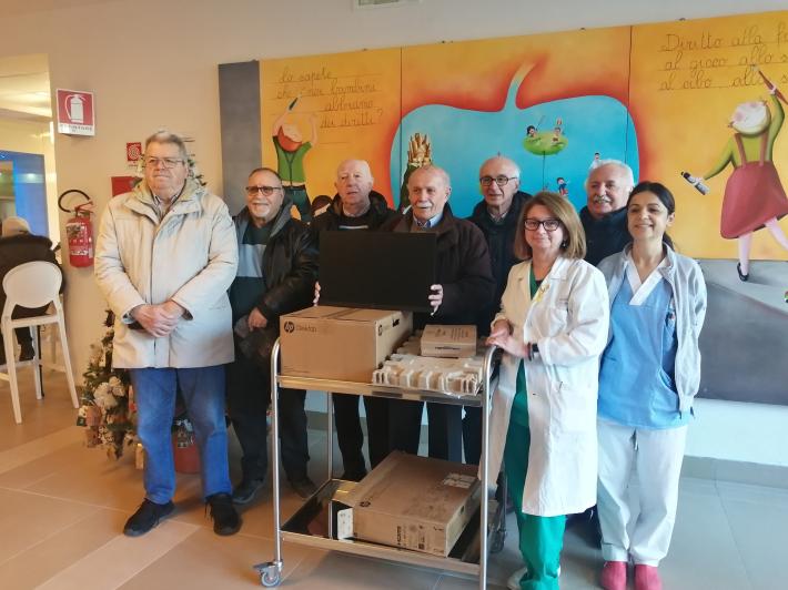 Donazione a Pediatria e oncoematologia del Maggiore dalla compagnia dialettale &ldquo;I Fis&rsquo;c&egrave;n &lsquo;d l&rsquo;Uisp&rdquo;