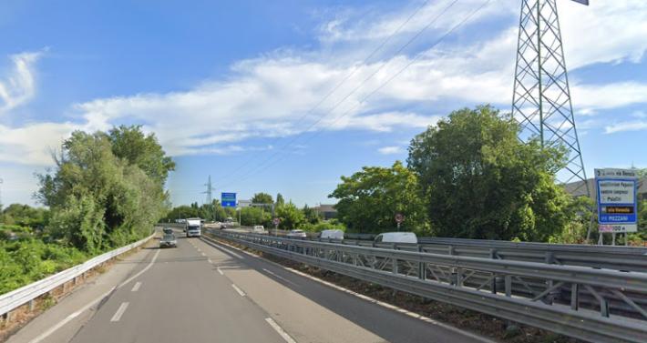 Auto sbanda e finisce contro il guardrail: un ferito grave, disagi al traffico in tangenziale Nord