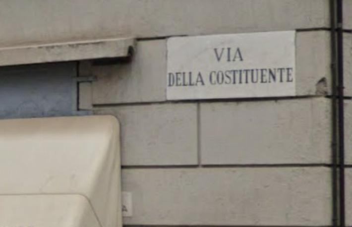 Rapina e aggredisce l&rsquo;addetto alla sicurezza di un supermercato: arrestata e subito liberata