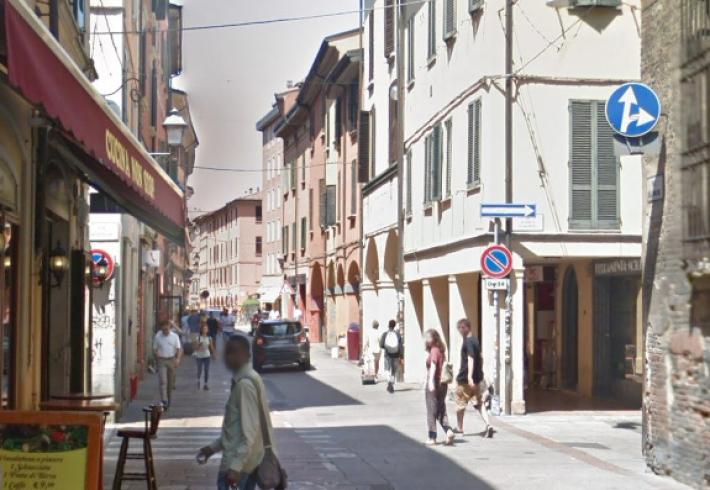 Minorenne accoltellato in centro a Bologna