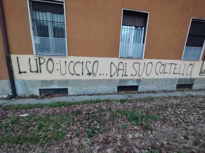 Oltraggio a Mario Lupo a pochi metri dal luogo dell'omicidio. Rifondazione: "Un atto vile e inaccettabile"