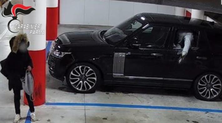 Lei faceva il palo, lui spaccava e rubava dentro le auto: denunciati i due ladri dell'auto della coppia dei turisti