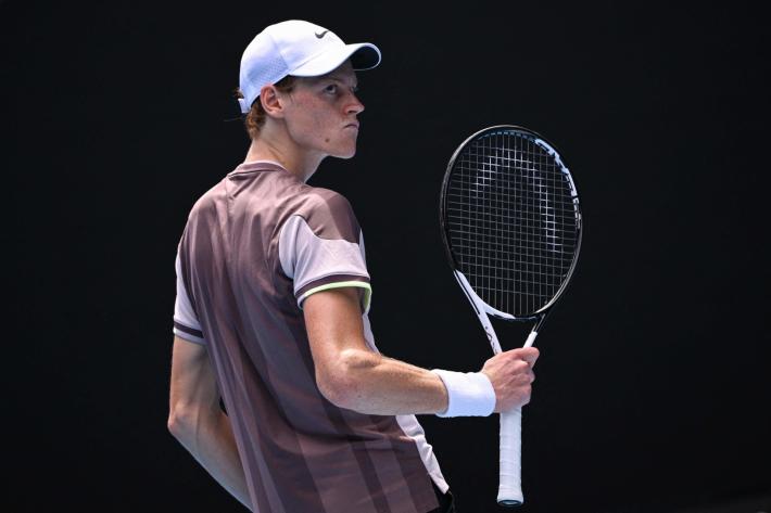 Australian Open, partono bene Sinner e Arnaldi. Djokovic vince ma fatica