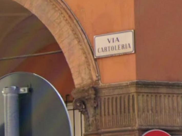 Mistero a Bologna, trovata 52enne morta in casa da settimane. Non &egrave; escluso l'omicidio