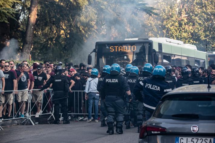 Parma-Reggiana ad alta tensione: 21 daspo a ultras granata e 5 aquelli crociati per blocco del treno, lancio di petardi e aggressione ad uno steward