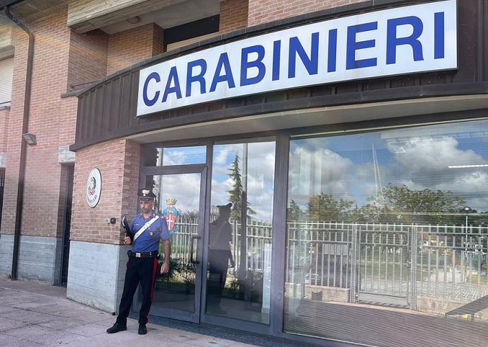 Minaccia l'ex fidanzato della sua ragazza: denunciato dai carabinieri