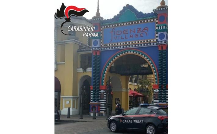 Rubano capi d'abbigliamento con la tecnica del passeggino: denunciati coniugi italiani