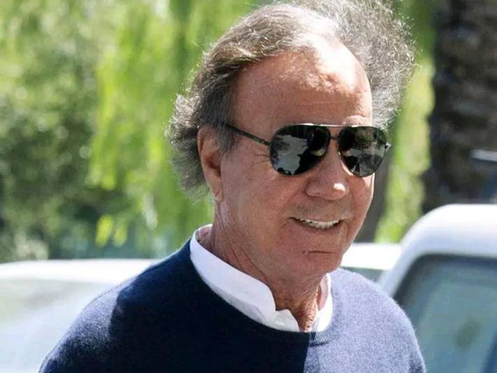 Valigia con 42 kg di cibo, Julio Iglesias fermato in aeroporto 