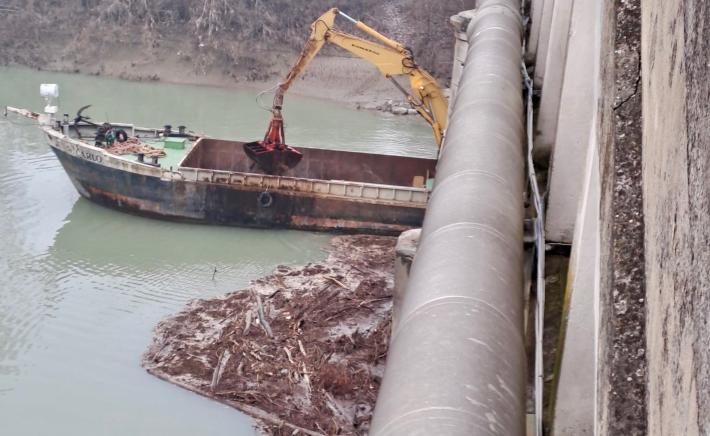 Gramignazzo, rimossi tronchi e detriti dalle pile del ponte 
