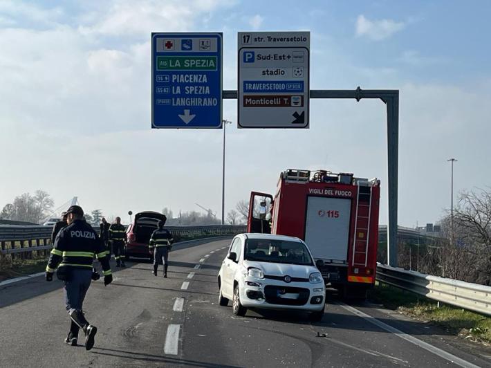 Scontro fra due auto in tangenziale sud: grave una donna