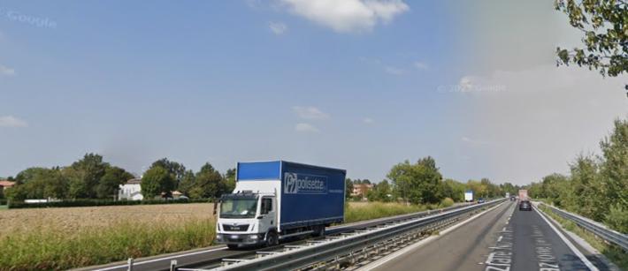 Ventenne imbocca la tangenziale contromano:  due feriti nello schianto a Modena