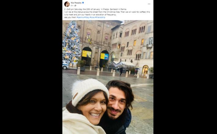 Il selfie di Nia Peeples in piazza Garibaldi e il web "impazzisce"
