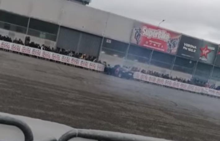 Auto contro spettatori, 10 feriti al Motor Bike Expo Verona - Il video dell'incidente
