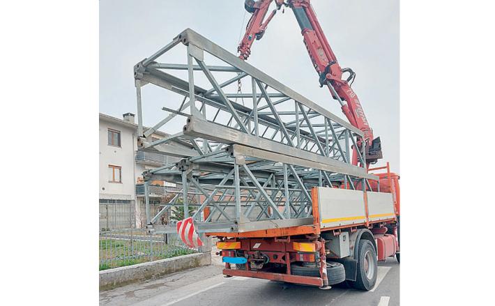 Autista ubriaco perde il carico