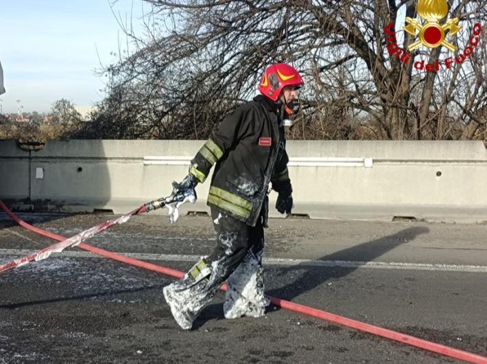 Via Buffolara, esplode una batteria in un negozio di monopattini: vigili del fuoco e ambulanza in azione