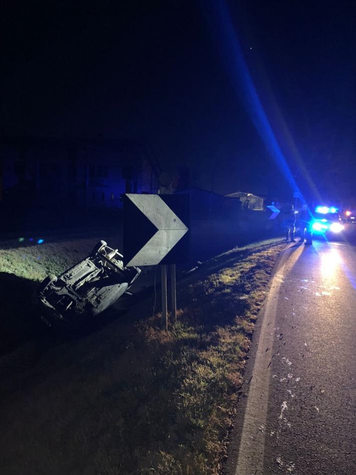 Auto nel fossato tra Busseto e Polesine